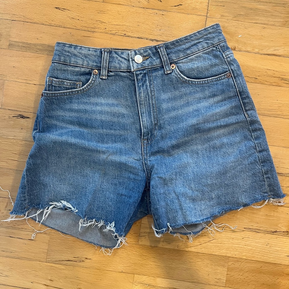 H&M mid thigh Jean shorts